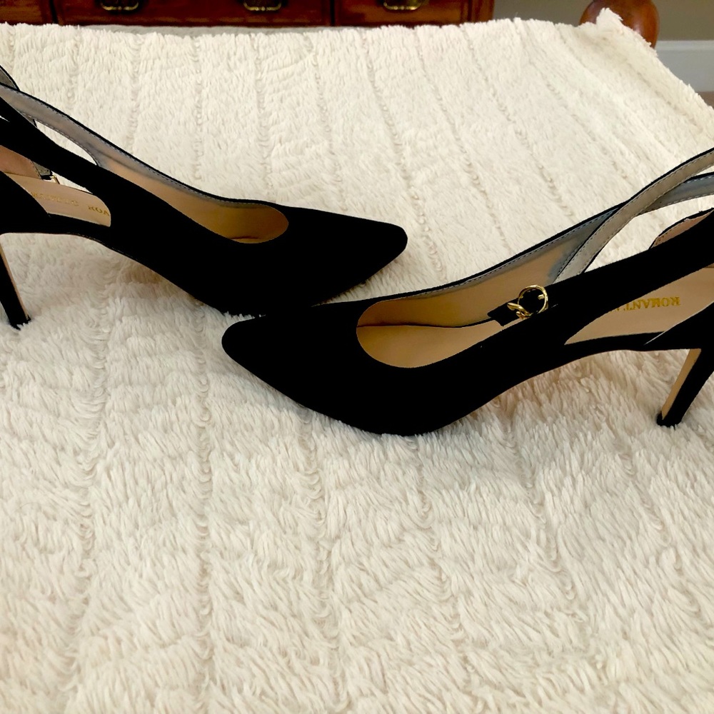 Really cute low heel black pointy toe heels with bow on back. Worn twice